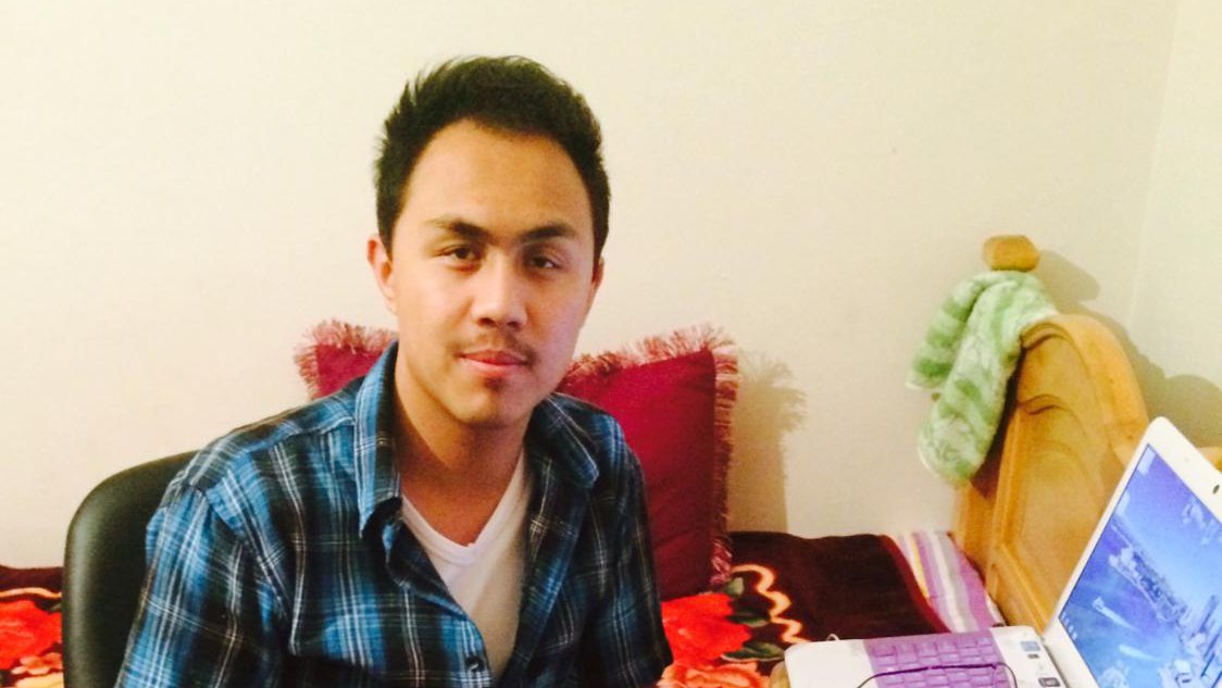 U tortdi va uning mushuk keldi. Xolli Bodini tomosha qiling